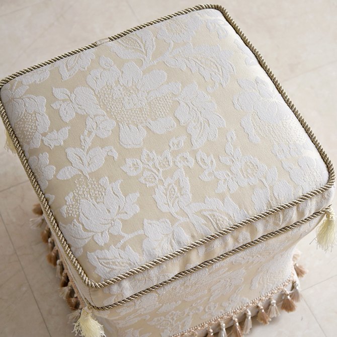 ヨーロピアン アンティーク調 タッセル付き スツール 画像4